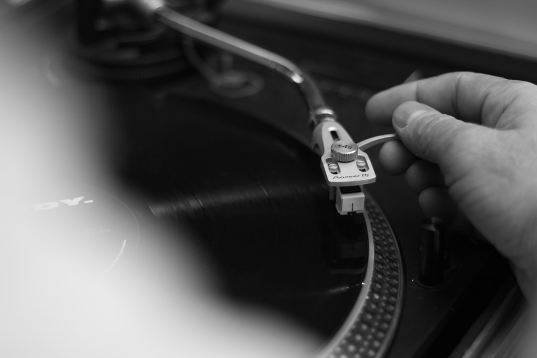 Photo promote DJ services