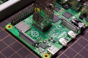 Transformarea Raspberry Pi în server media (Plex/Jellyfin)