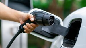 Stație de încărcat mașini electrice premium, la tine acasă – este posibil?