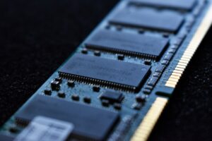 Comparativ: DDR5 vs. DDR4 și latența RAM