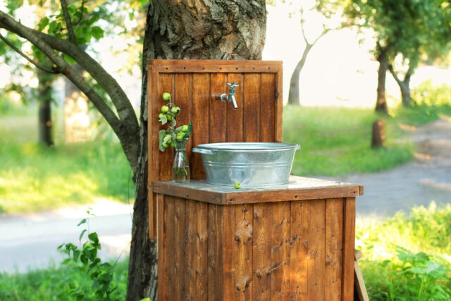 Chiuvete de exterior DIY din materiale reutilizate, idei practice pentru curte și grădină