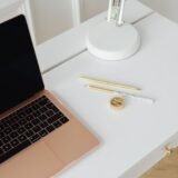 Unitate NAS cu patru discuri, conectată prin cablu de rețea, așezată pe un birou lângă un router