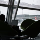 Laptop deschis pe o măsuță dintr-o sală de așteptare, conectat la rețeaua Wi-Fi publică a aeroportului
