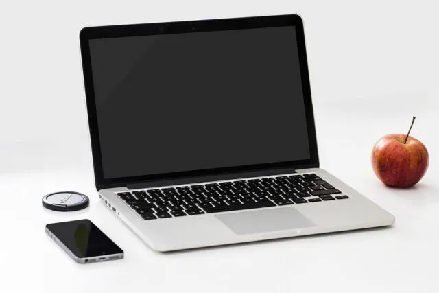 Curățarea tastaturii unui laptop cu o pensulă moale