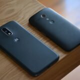 Două telefoane așezate unul lângă altul pe o masă, în timpul transferului de date de pe cel vechi pe cel nou