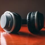 Prezentator în fața unei camere web și a unui microfon, susținând o prezentare online dintr-un birou luminos