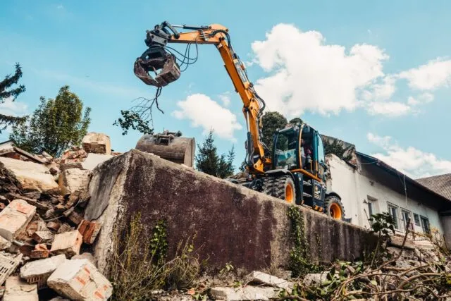 Cumperi sau închiriezi? Calculul pe care orice firmă mică de construcții trebuie să-l facă înainte de primul utilaj
